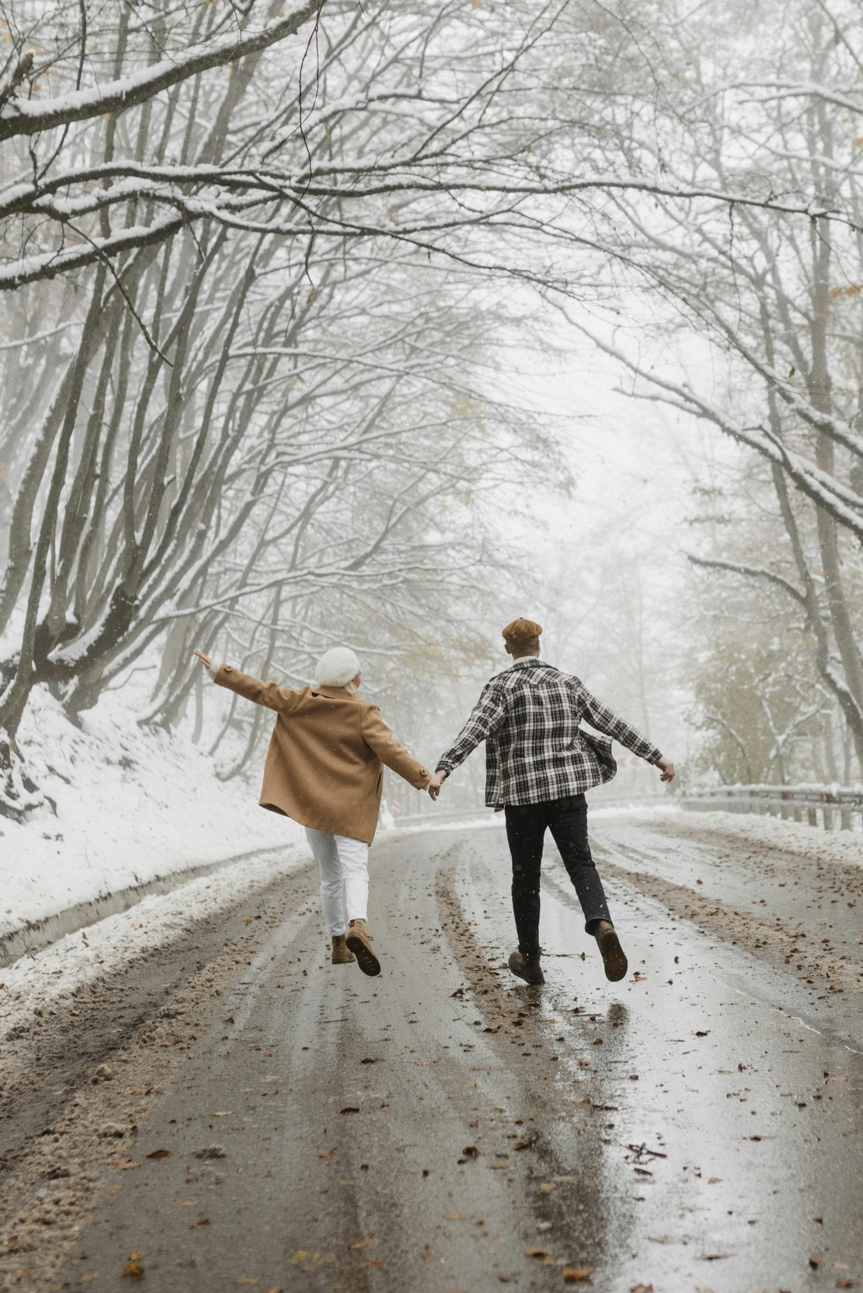 Pareja en la nieve, símbolo de conexión emocional en invierno, terapia de pareja online.