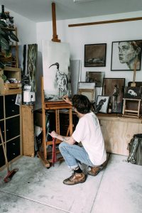 Hombre pintando como metáfora de la conexión emocional y los micro-momentos de cuidado en la pareja
